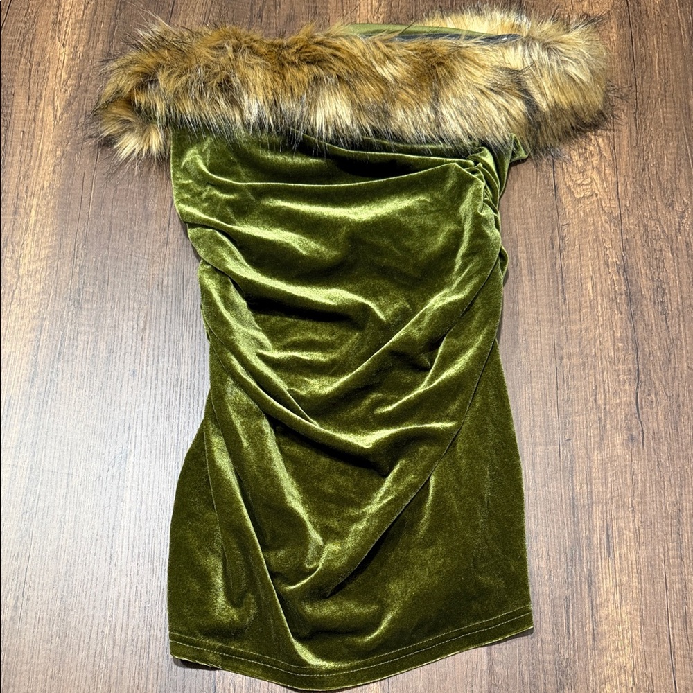 SHEIN Olive Green Strapless Dress with Faux Fur Trim. CAJA # 1 A